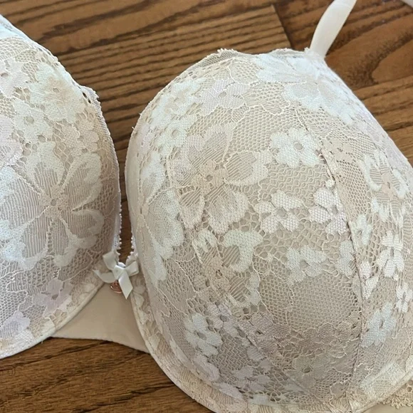 Victoria's Secret Cream Lace Bra - Picture 2 of 4